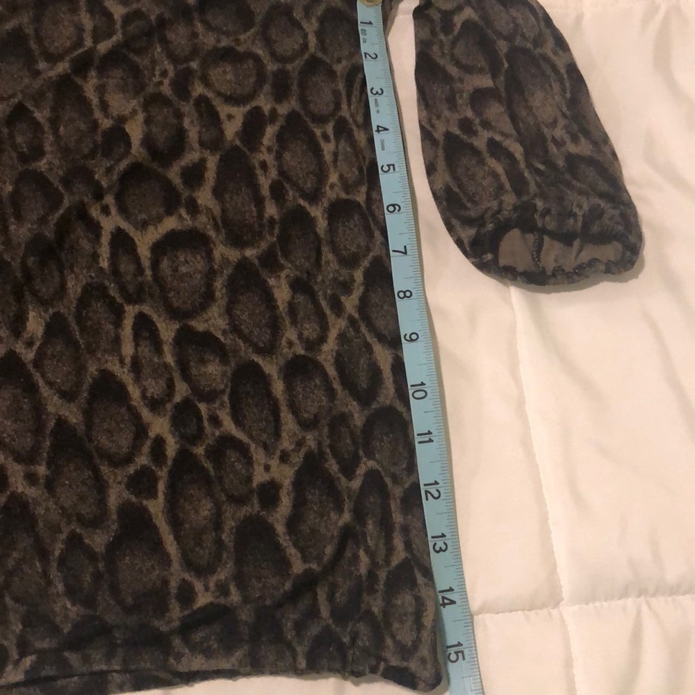 Michael Kors animal print blouse top in black and olive green w peephole front - Picture 5 of 8